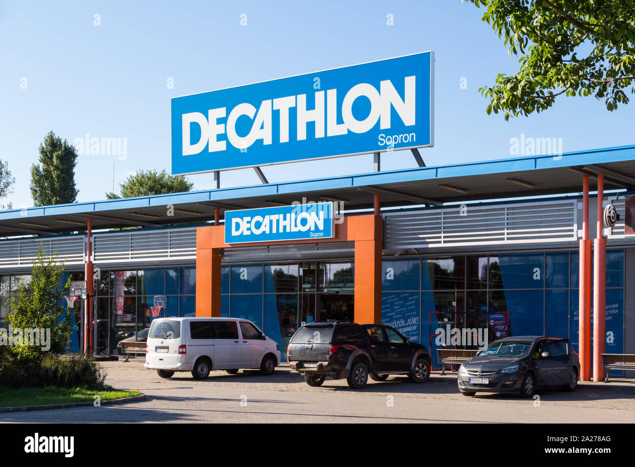Decathlon sport sports magasin de détail magasin façade avant avec grand panneau, Sopron, Hongrie Banque D'Images