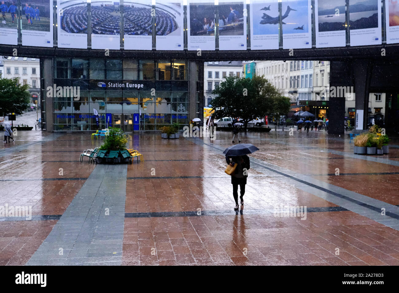 Bruxelles, Belgique. 1er octobre 2019. Les gens marchent à l'extérieur du Parlement européen durant une forte pluie. Credit : ALEXANDROS MICHAILIDIS/Alamy Live News Banque D'Images