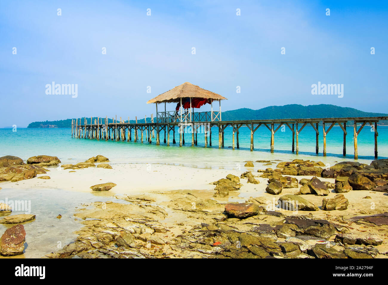 Jetée à l'île de cette magnifique plage de sable blanc ; baie Sarrasine Resort, Koh Rong Sanloem Island, Sihanoukville, Cambodge Banque D'Images