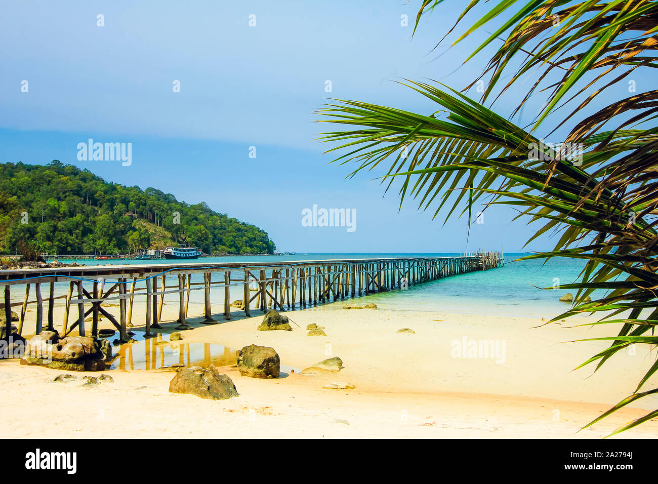Jetée à cette maison de vacances charmante de l'île plage de sable blanc ; baie Sarrasine Resort, Koh Rong Sanloem Island, Sihanoukville, Cambodge Banque D'Images