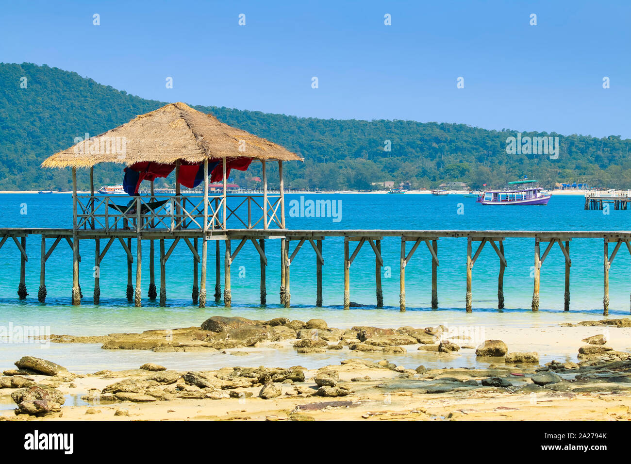 Jetée à l'île de cette magnifique plage de sable blanc ; baie Sarrasine Resort, Koh Rong Sanloem Island, Sihanoukville, Cambodge Banque D'Images