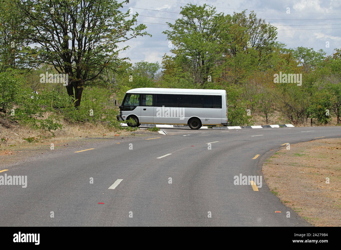 Bus sur la route à Victoria Falls National Park, Zimbabwe. Banque D'Images