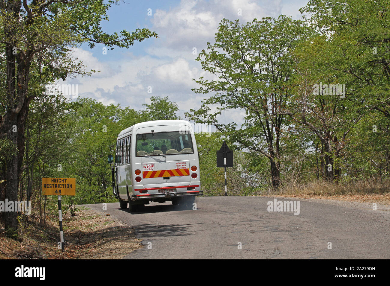 Bus sur la route à Victoria Falls National Park, Zimbabwe. Banque D'Images