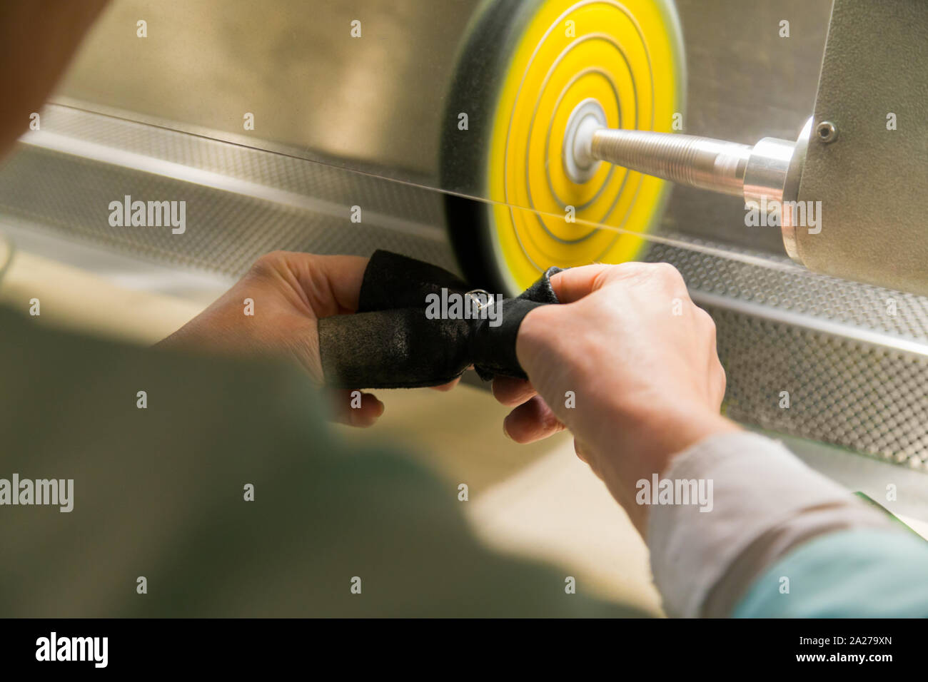 Polissage Des Bijoux En Argent Banque d'image et photos - Alamy