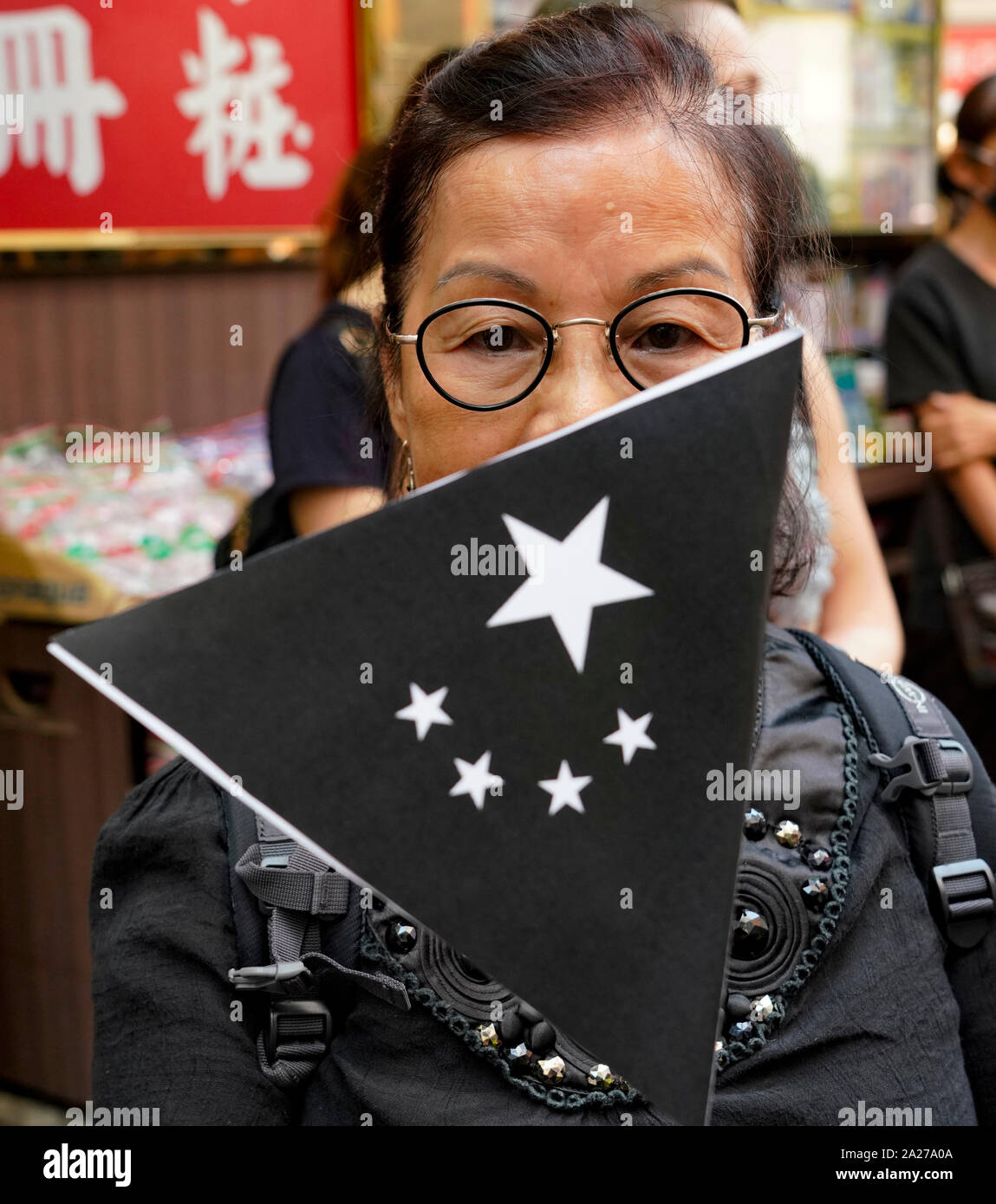 Hong Kong. 1 octobre 2019. Au début de mars, les manifestants pro-démocratie avec inscription noire avec drapeau dans Hong Kong Causeway Bay. Les manifestants ont été estimés à 100 000. Plus tard, la violence a éclaté dans l'après-midi quand les manifestants ont attaqué la police. Iain Masterton/Alamy Live News. Banque D'Images