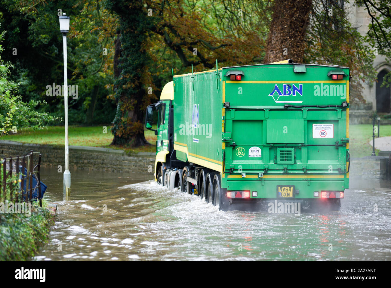 Colston Bassett, Dorset, UK : 01 octobre 2019. Frappe de la rivière qui traverse les Alpes village de Colston Bassett éclater ses banques l'inondation sur la porte à l'Église en détresse véhicules laissant. Banque D'Images