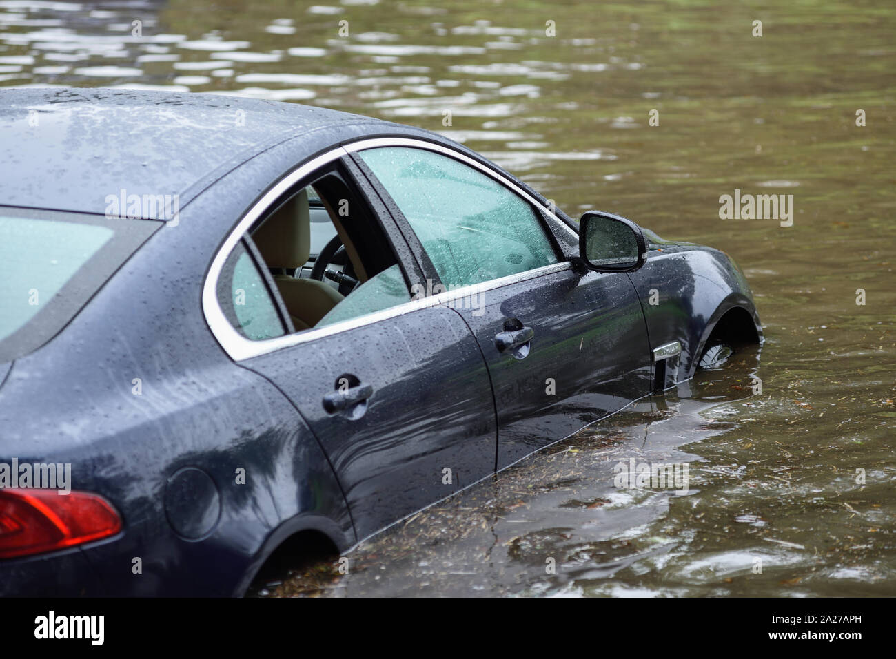 Colston Bassett, Dorset, UK : 01 octobre 2019. Frappe de la rivière qui traverse les Alpes village de Colston Bassett éclater ses banques l'inondation sur la porte à l'Église en détresse véhicules laissant. Banque D'Images