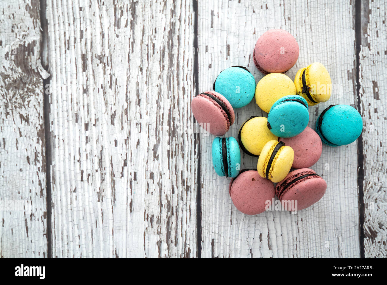 Un cadeau, savoureuse et colorée du macaron pour les jours spéciaux. Banque D'Images