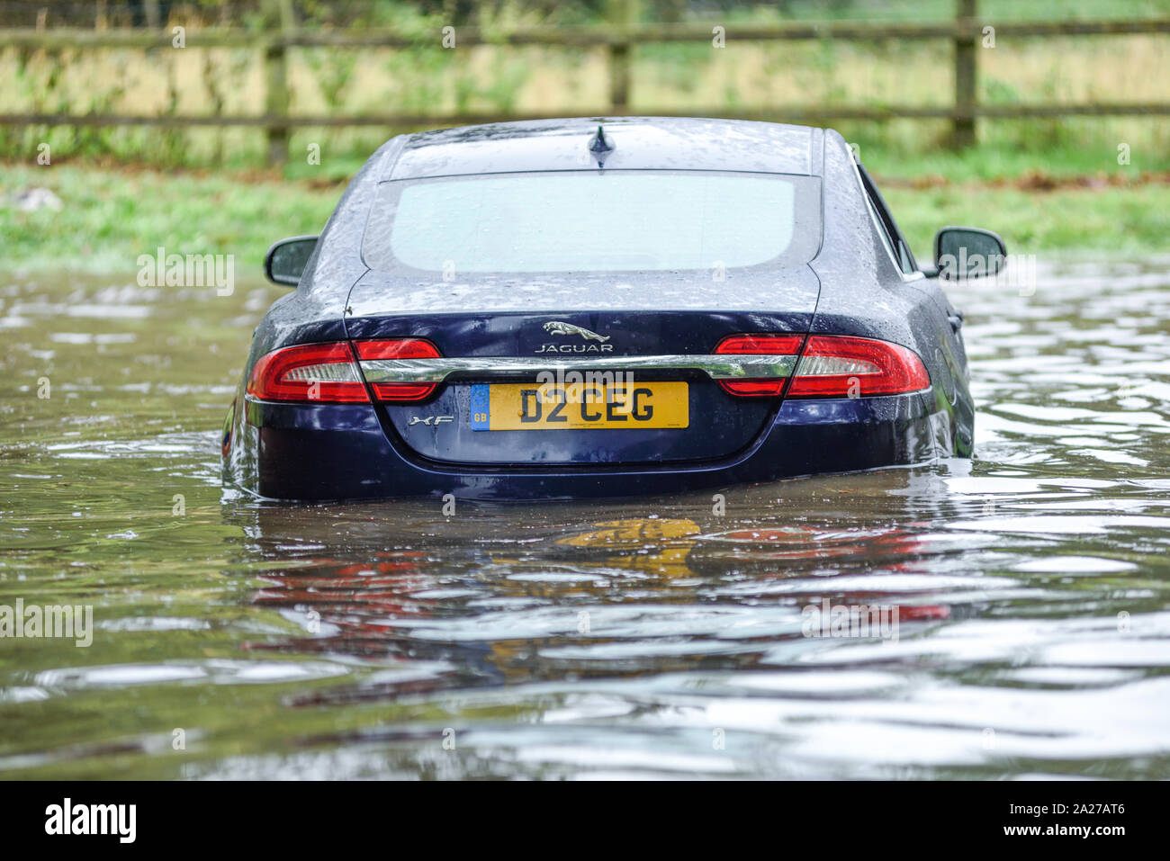 Colston Bassett, Dorset, UK : 01 octobre 2019. Frappe de la rivière qui traverse les Alpes village de Colston Bassett éclater ses banques l'inondation sur la porte à l'Église en détresse véhicules laissant. Banque D'Images