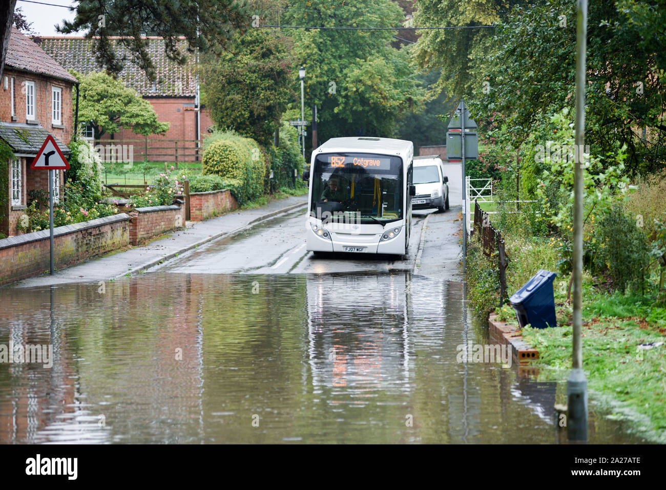 Colston Bassett, Dorset, UK : 01 octobre 2019. Frappe de la rivière qui traverse les Alpes village de Colston Bassett éclater ses banques l'inondation sur la porte à l'Église en détresse véhicules laissant. Banque D'Images
