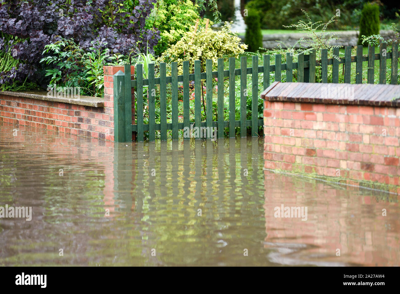 Colston Bassett, Dorset, UK : 01 octobre 2019. Frappe de la rivière qui traverse les Alpes village de Colston Bassett éclater ses banques l'inondation sur la porte à l'Église en détresse véhicules laissant. Banque D'Images