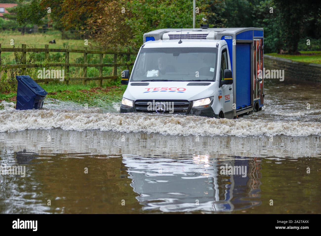 Colston Bassett, Dorset, UK : 01 octobre 2019. Frappe de la rivière qui traverse les Alpes village de Colston Bassett éclater ses banques l'inondation sur la porte à l'Église en détresse véhicules laissant. Banque D'Images