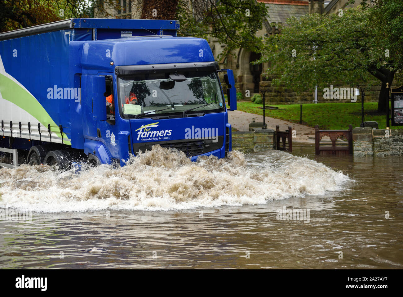 Colston Bassett, Dorset, UK : 01 octobre 2019. Frappe de la rivière qui traverse les Alpes village de Colston Bassett éclater ses banques l'inondation sur la porte à l'Église en détresse véhicules laissant. Banque D'Images