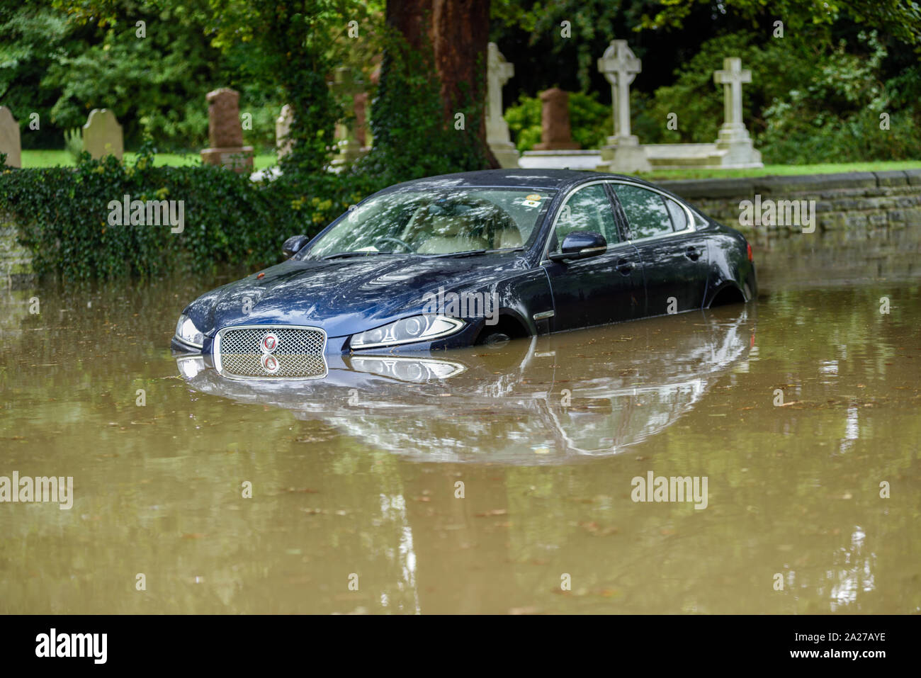 Colston Bassett, Dorset, UK : 01 octobre 2019. Frappe de la rivière qui traverse les Alpes village de Colston Bassett éclater ses banques l'inondation sur la porte à l'Église en détresse véhicules laissant. Banque D'Images