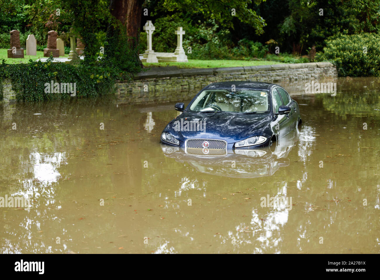 Colston Bassett, Dorset, UK : 01 octobre 2019. Frappe de la rivière qui traverse les Alpes village de Colston Bassett éclater ses banques l'inondation sur la porte à l'Église en détresse véhicules laissant. Banque D'Images