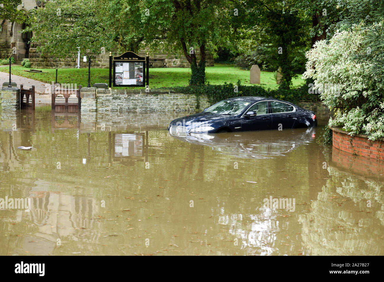 Colston Bassett, Dorset, UK : 01 octobre 2019. Frappe de la rivière qui traverse les Alpes village de Colston Bassett éclater ses banques l'inondation sur la porte à l'Église en détresse véhicules laissant. Banque D'Images