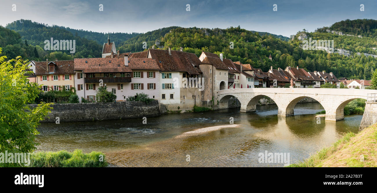 Saint Ursanne, Jura / Suisse - 27 août 2019 : panorama de la Suisse historique et pittoresque village de Saint-Ursanne sur le Doubs Banque D'Images