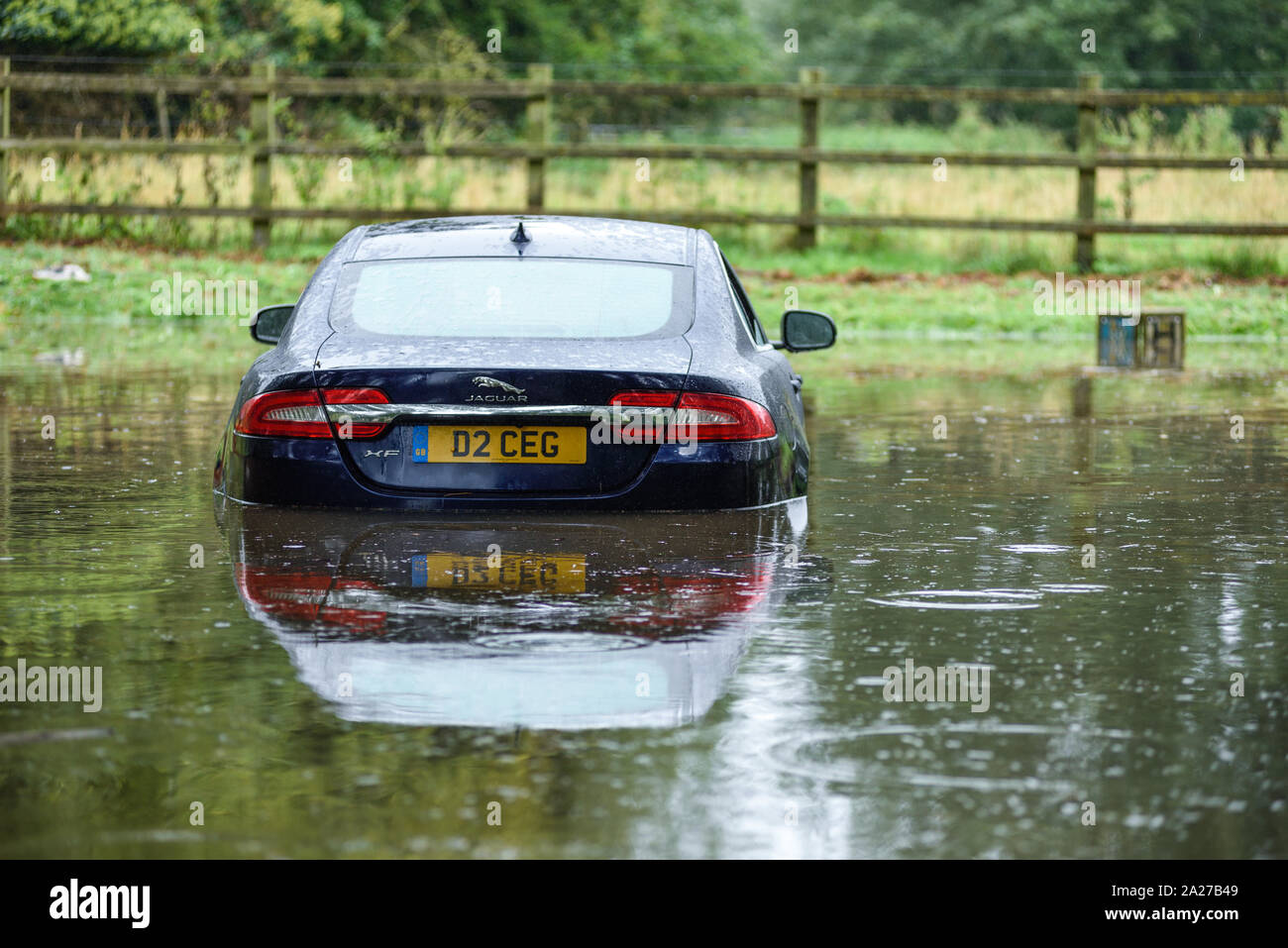 Colston Bassett, Dorset, UK : 01 octobre 2019. Frappe de la rivière qui traverse les Alpes village de Colston Bassett éclater ses banques l'inondation sur la porte à l'Église en détresse véhicules laissant. Banque D'Images