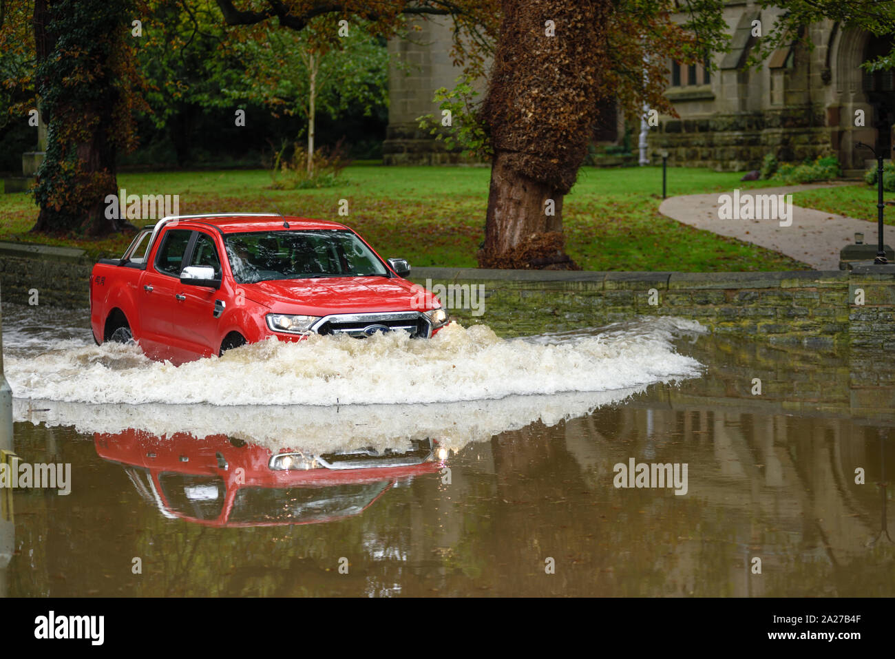 Colston Bassett, Dorset, UK : 01 octobre 2019. Frappe de la rivière qui traverse les Alpes village de Colston Bassett éclater ses banques l'inondation sur la porte à l'Église en détresse véhicules laissant. Banque D'Images