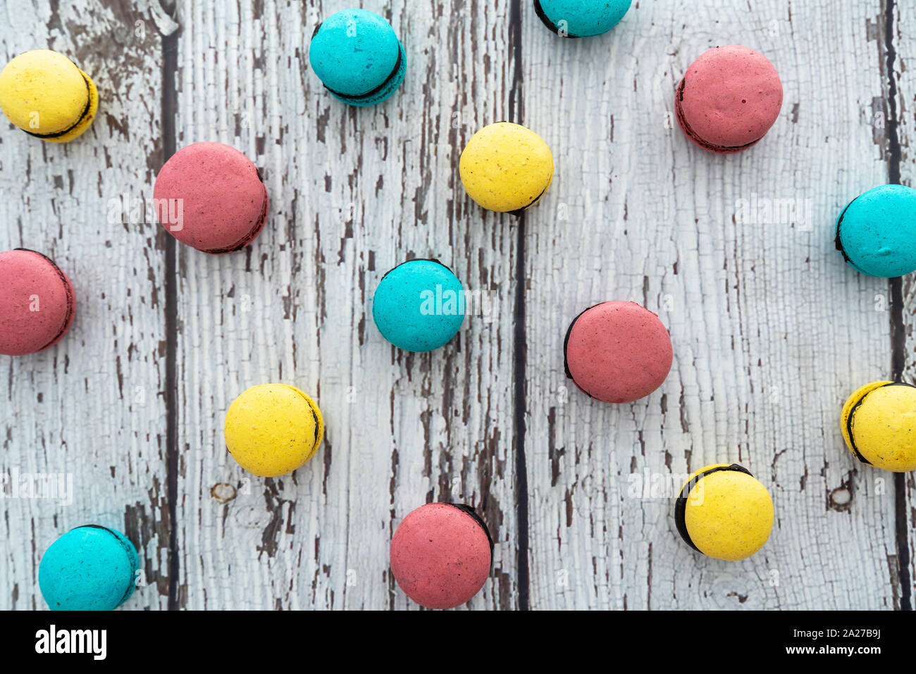 Colorés et savoureux du macaron pour les jours spéciaux sur la table en bois. Banque D'Images