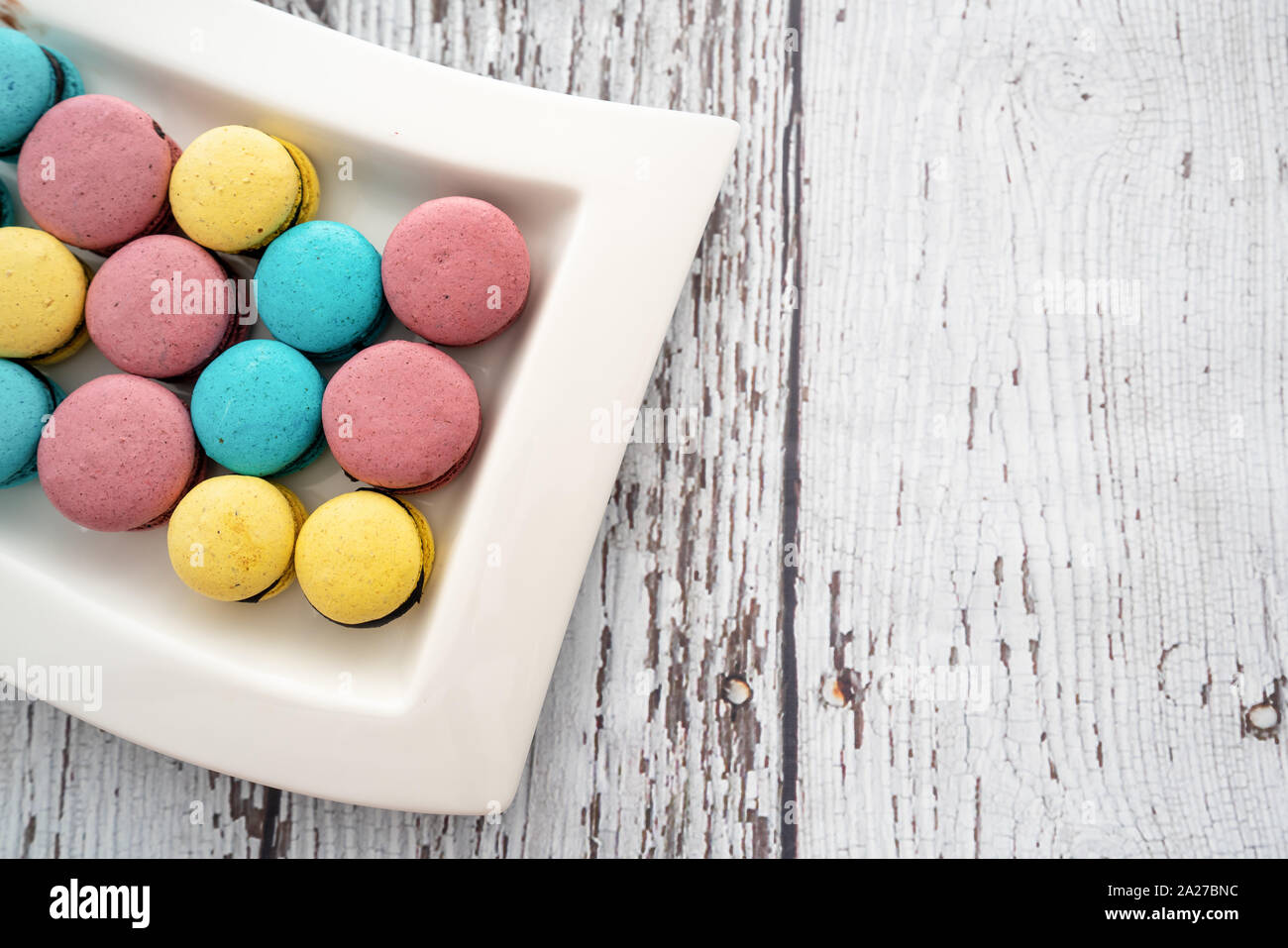 Colorés et savoureux du macaron pour les jours spéciaux sur la table en bois. Banque D'Images