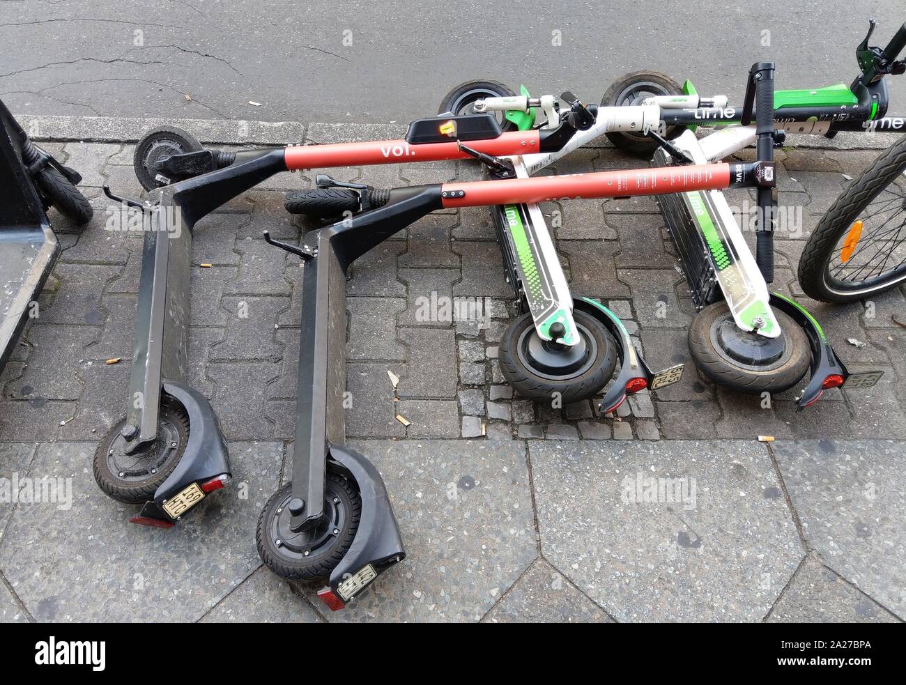 13.09.2019, Berlin : E-Tretroller Lime von und an der Voi. liegen auf einem Gehweg Friedrichstraße. Für Fußgänger kann der rouleau de telle sorte schnell zur Stolperfalle werden. Für Rollstuhlfahrer er ist ein récif, Das gilt auch Gerade im Dunkeln. Foto : Wolfram Steinberg/dpa | conditions dans le monde entier Banque D'Images