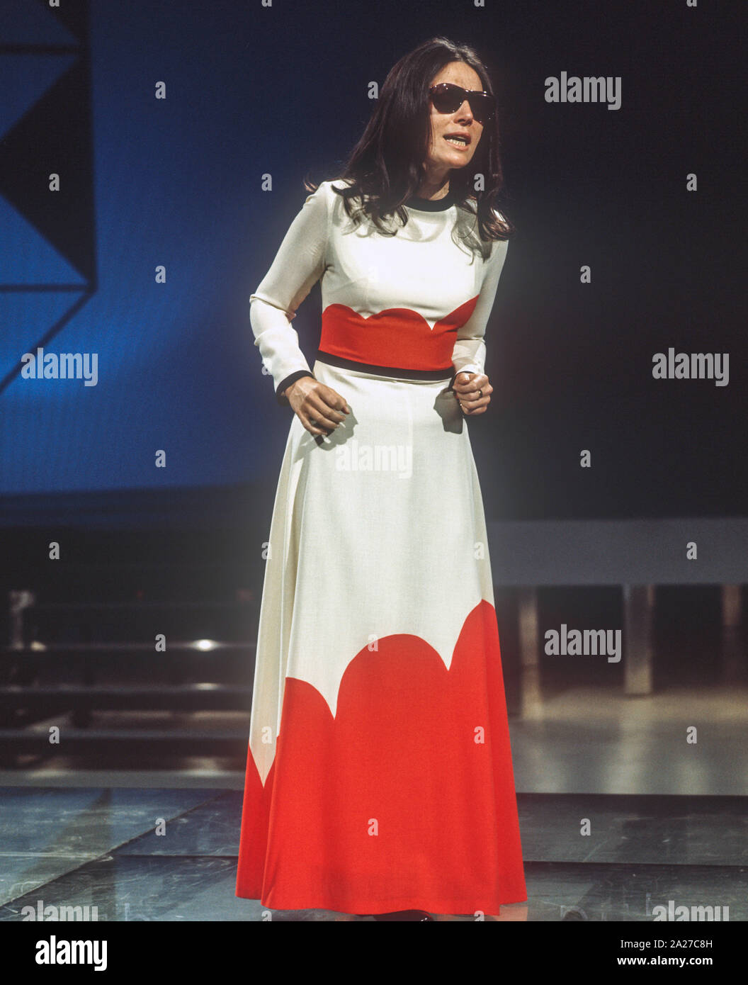Nana Mouskouri en mars 1975 à la répétition de l'ARD Schlagerparade.La chanteuse grecque et politicien est né un 13 octobre 1934. Dans le monde d'utilisation | Banque D'Images