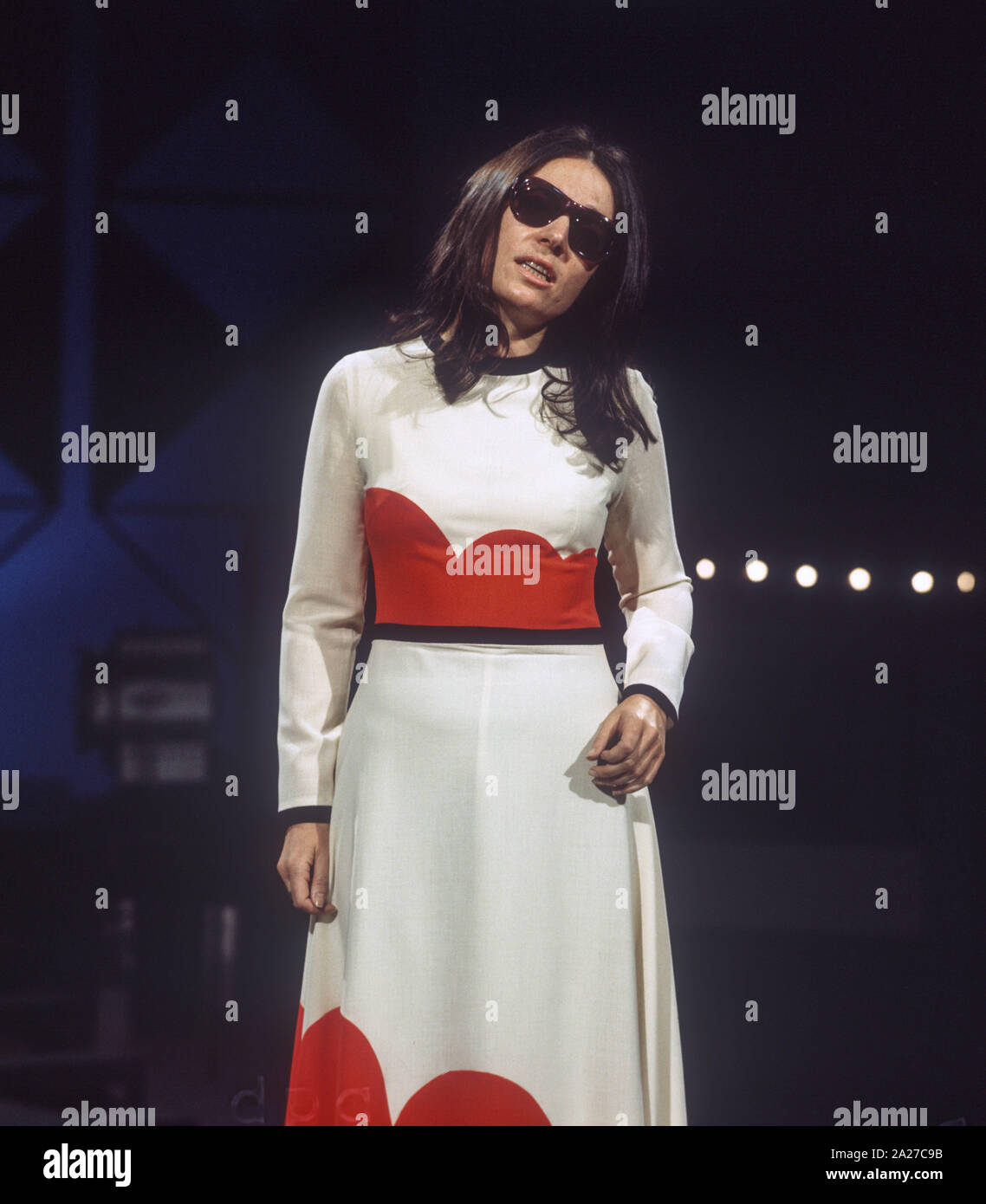 Nana Mouskouri en mars 1975 à la répétition de l'ARD Schlagerparade.La chanteuse grecque et politicien est né un 13 octobre 1934. Dans le monde d'utilisation | Banque D'Images