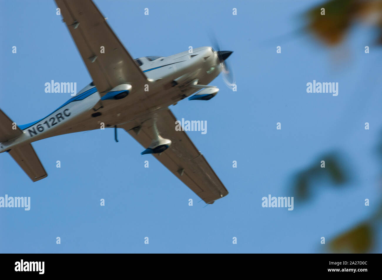 Cirrus SR22 Turbo à l'atterrissage à l'aéroport de Lexington Kentucky Bluegrass Banque D'Images