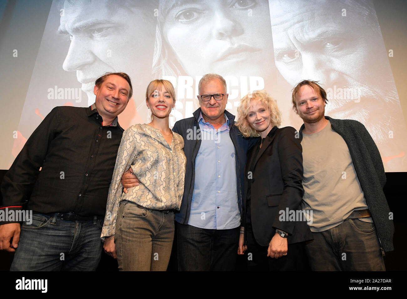 Prague, République tchèque. 06Th Oct, 2019. L-R acteur tchèque Robert Miklus, actrice polonaise Malgorzata Buczkowska, le réalisateur polonais Dariusz Jablonski, actrice tchèque Anna (Ana) Engels et acteur tchèque KRystof Hadek assister à une conférence de presse après la projection des deux premiers épisodes de la co-production internationale detective series par la télévision tchèque (CT) appelé principe de plaisir, à Prague, en République tchèque, le 1 octobre 2019. Credit : Ondrej Deml/CTK Photo/Alamy Live News Banque D'Images