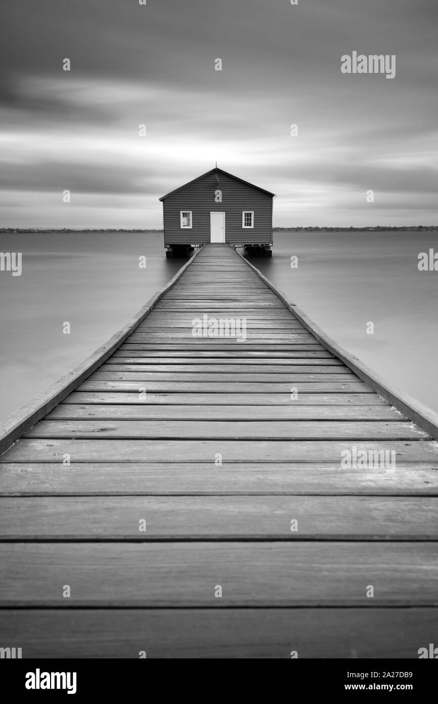 Le bord de Crawley Boatshed. Le bleu d'un hangar à bateaux sur la rivière Swan avec une jetée en bois menant à la porte avant à Crawley, Perth, Australie occidentale Banque D'Images