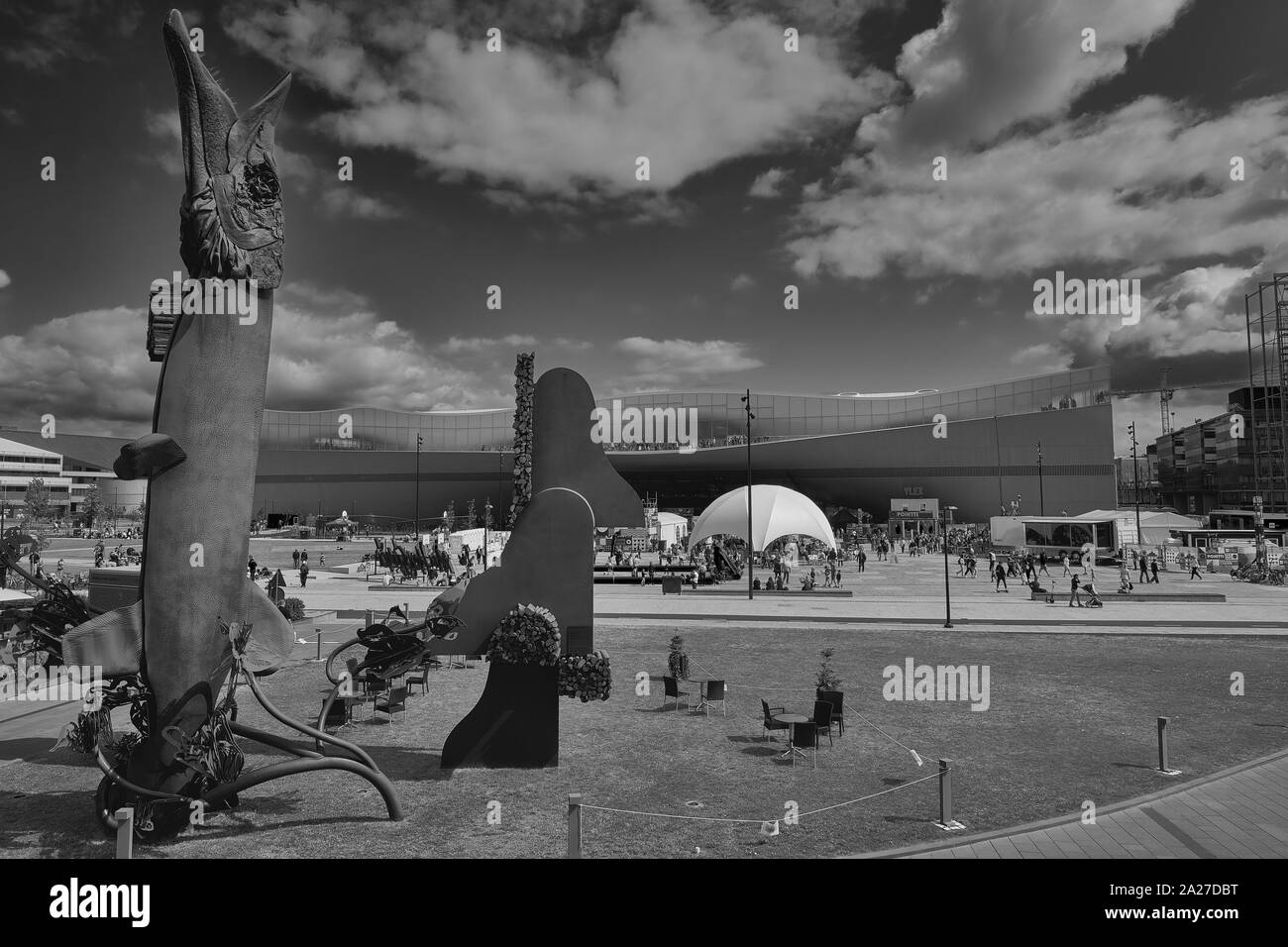 Attraper le cadre d'un festival de musique avec la vue sur la place face à Kansalaistori, Helsinki, Finlande en noir et blanc Banque D'Images