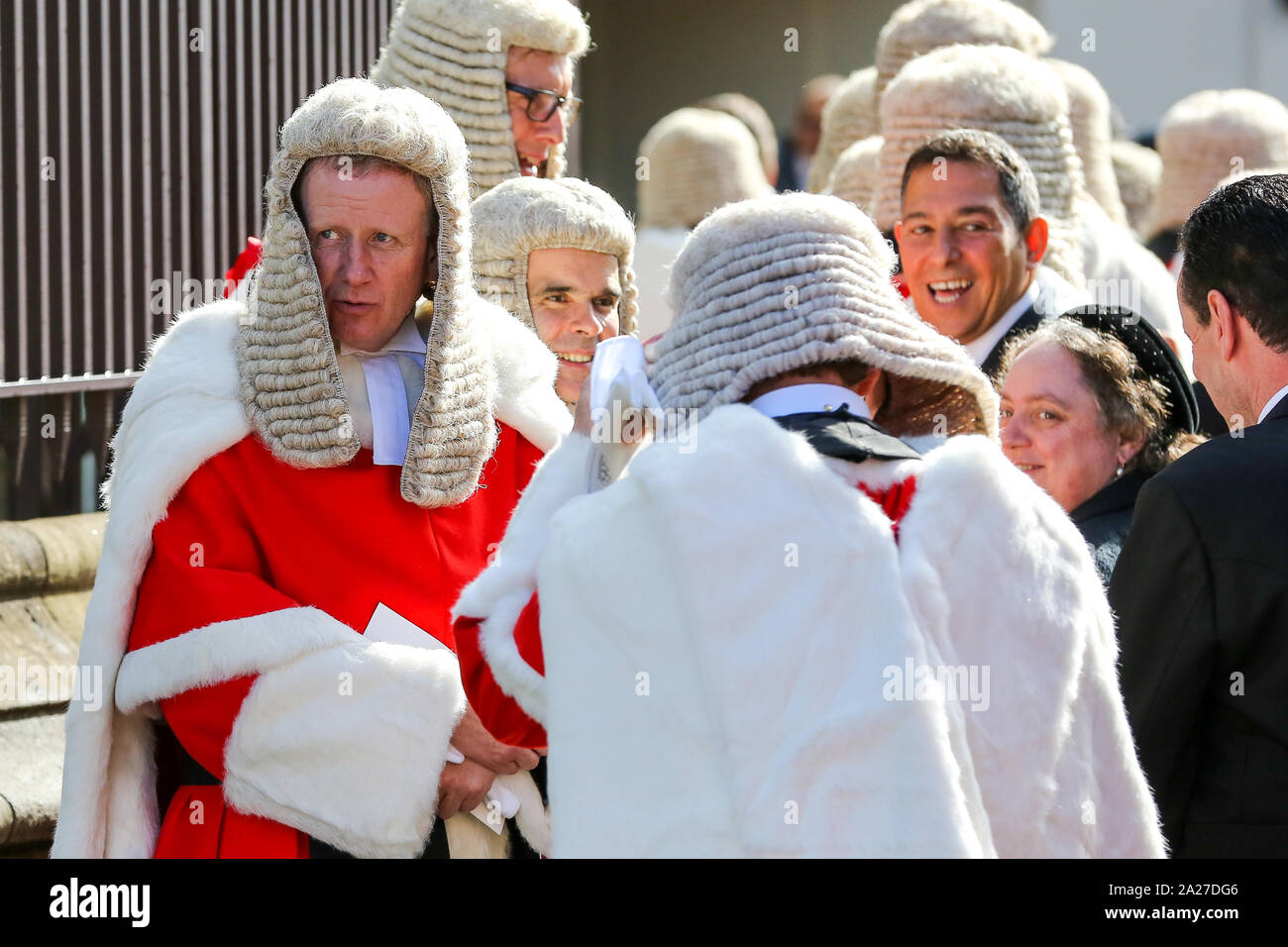 Chambres du Parlement, Londres, Royaume-Uni 1 Oct 2019 - juges, QCs et senior figures juridiques quitter l'abbaye de Westminster pour les Chambres du Parlement après avoir assisté à l'assemblée annuelle publique pour marquer le début de l'année légale. Le début de la nouvelle année est marquée d'un service religieux dans l'abbaye de Westminster suivie par une procession aux chambres du Parlement où le lord chancelier est l'hôte d'une réception. Credit : Dinendra Haria/Alamy Live News Banque D'Images