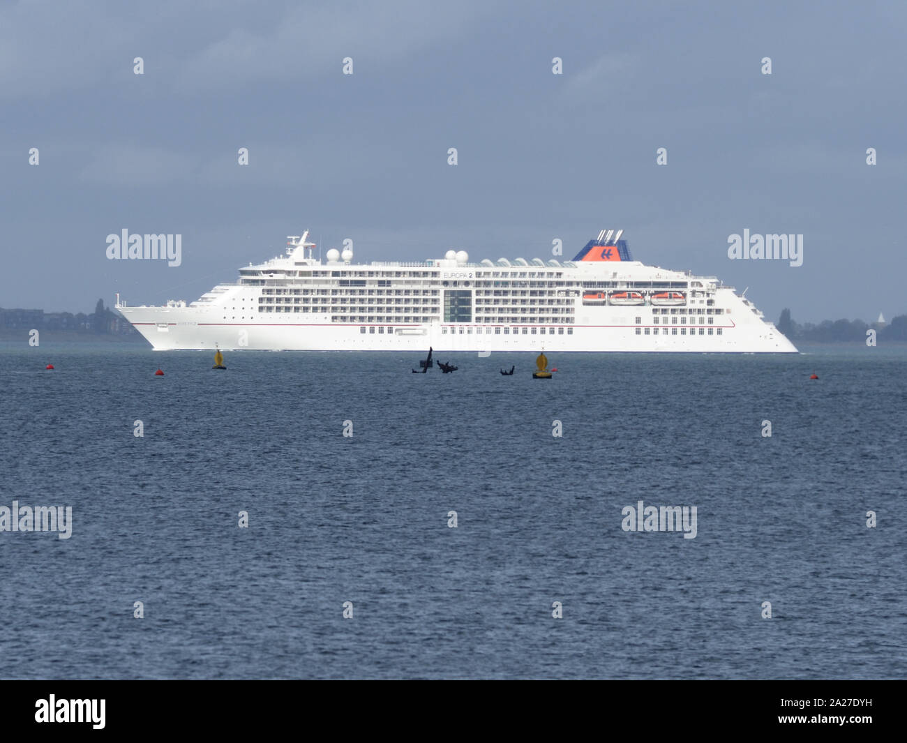 Sheerness, Kent, UK. 1er octobre 2019. Europa 2 cruiseship passant Sheerness, Kent à midi aujourd'hui. MS Europa 2 est exploité par Hapag-Lloyd Cruises basé en Allemagne. Elle est entré en service en mai 2013 et est le plus petit navire de croisière de luxe dans le monde selon le guide Berlitz pour les croisières & Les navires de croisière (réception d'un 5 étoiles plus 0). Credit : James Bell/Alamy Live News Banque D'Images