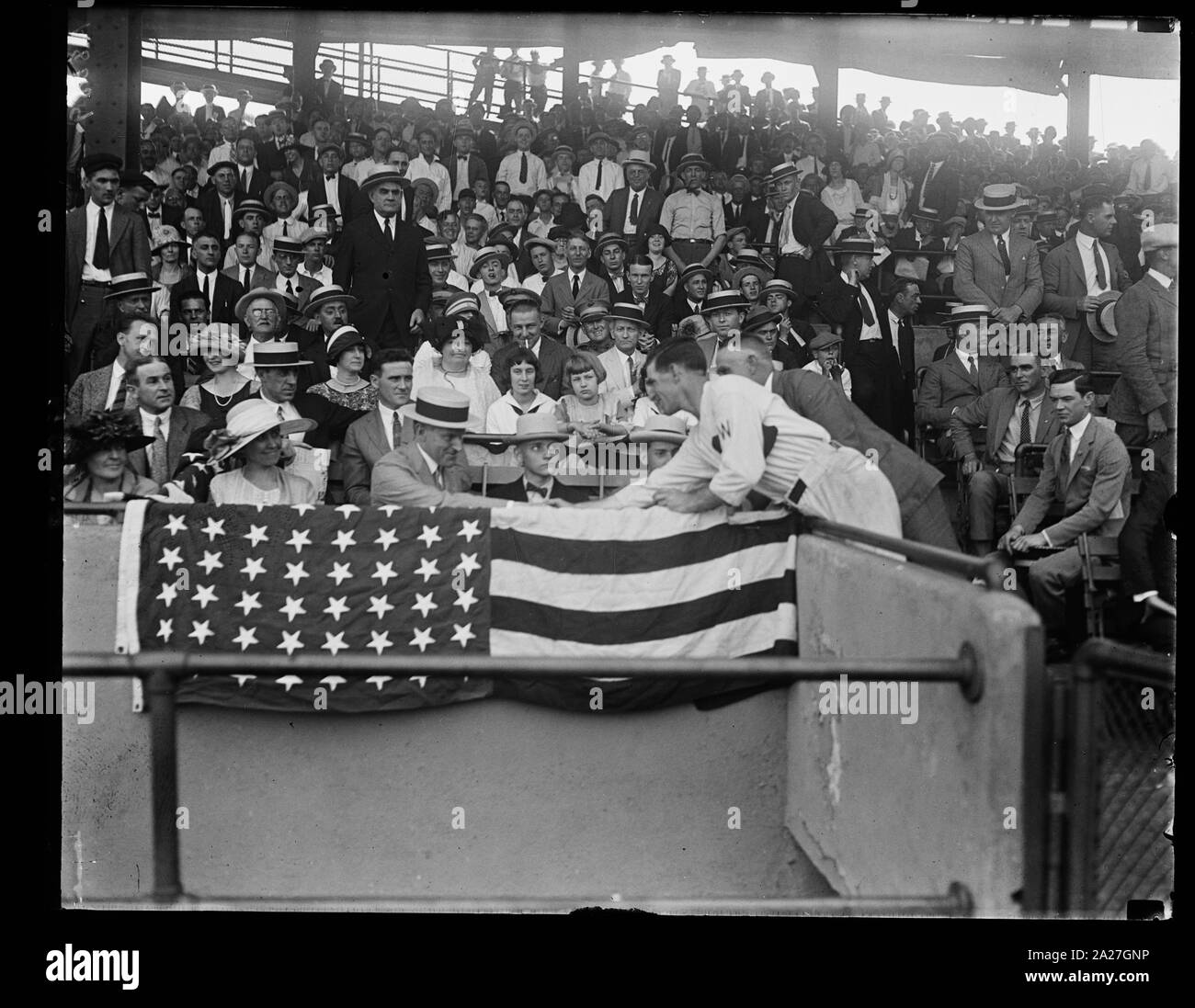 Le président Coolidge Stanley féliciter Harris, Mgr. de la balle dans l'équipe sur ce qui porte l'équipe accueil à la tête de la ligue. Sur la photo sont les prés et les deux fils de Mme Coolidge Banque D'Images