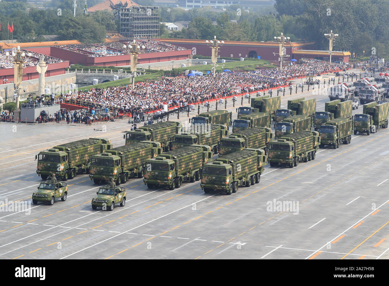 Beijing, Chine. 1 octobre, 2019. Une formation de radars d'alerte précoce prend part à un défilé militaire célébrant le 70e anniversaire de la fondation de la République populaire de Chine (RPC) à Beijing, capitale de Chine, le 1er octobre 2019. Credit : Ju Zhenhua/Xinhua/Alamy Live News Banque D'Images