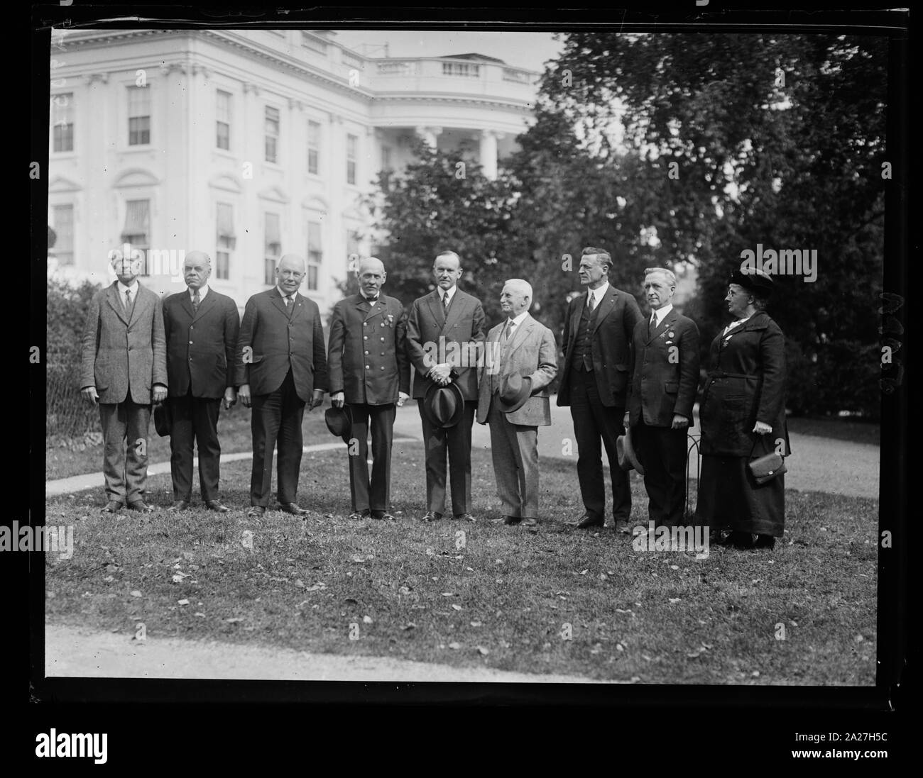 Le président Coolidge avec les membres de l'association Memorial Roosevelt qui l'a invité à assister à la commémoration qui aura lieu lundi, Octobre 27th, à la John Marshall, dans l'Église d'E.M. Maison Blanche, Washington, D.C. Banque D'Images