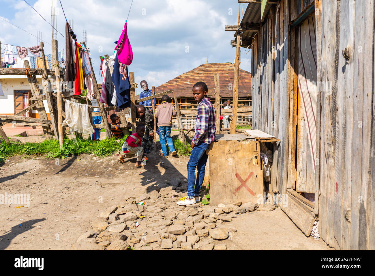 Nanyuki, comté de Laikipia, Kenya - Juin 19th, 2019 : les enfants kenyans pauvres jouant candidement en banlieue. Banque D'Images