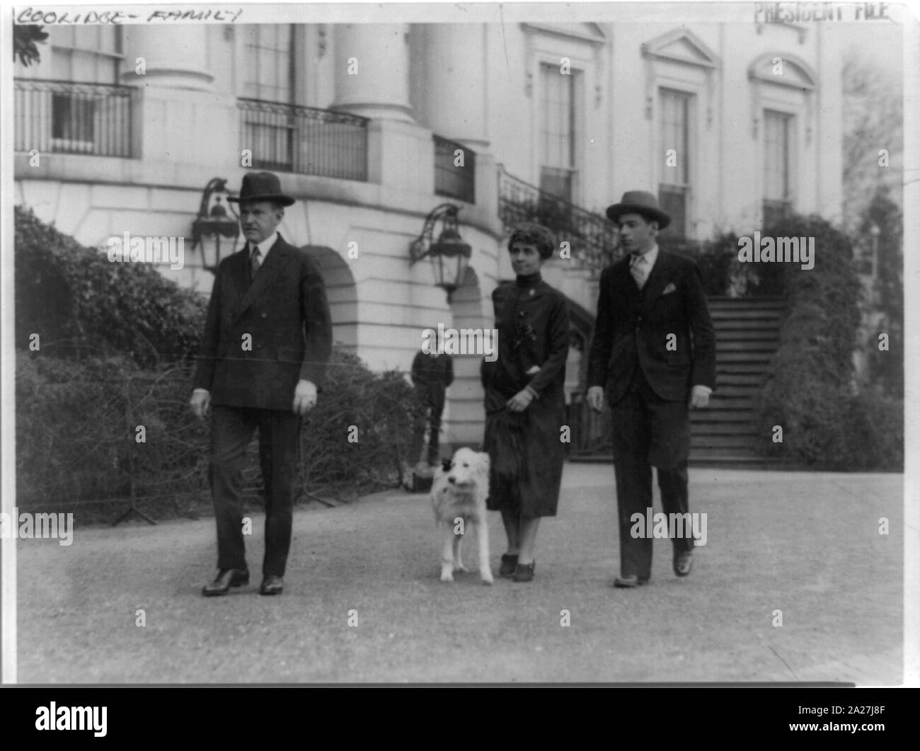 Prés. et Mme Calvin Coolidge, leur fils, John, et le chien, la marche à l'extérieur de la Maison Blanche Banque D'Images