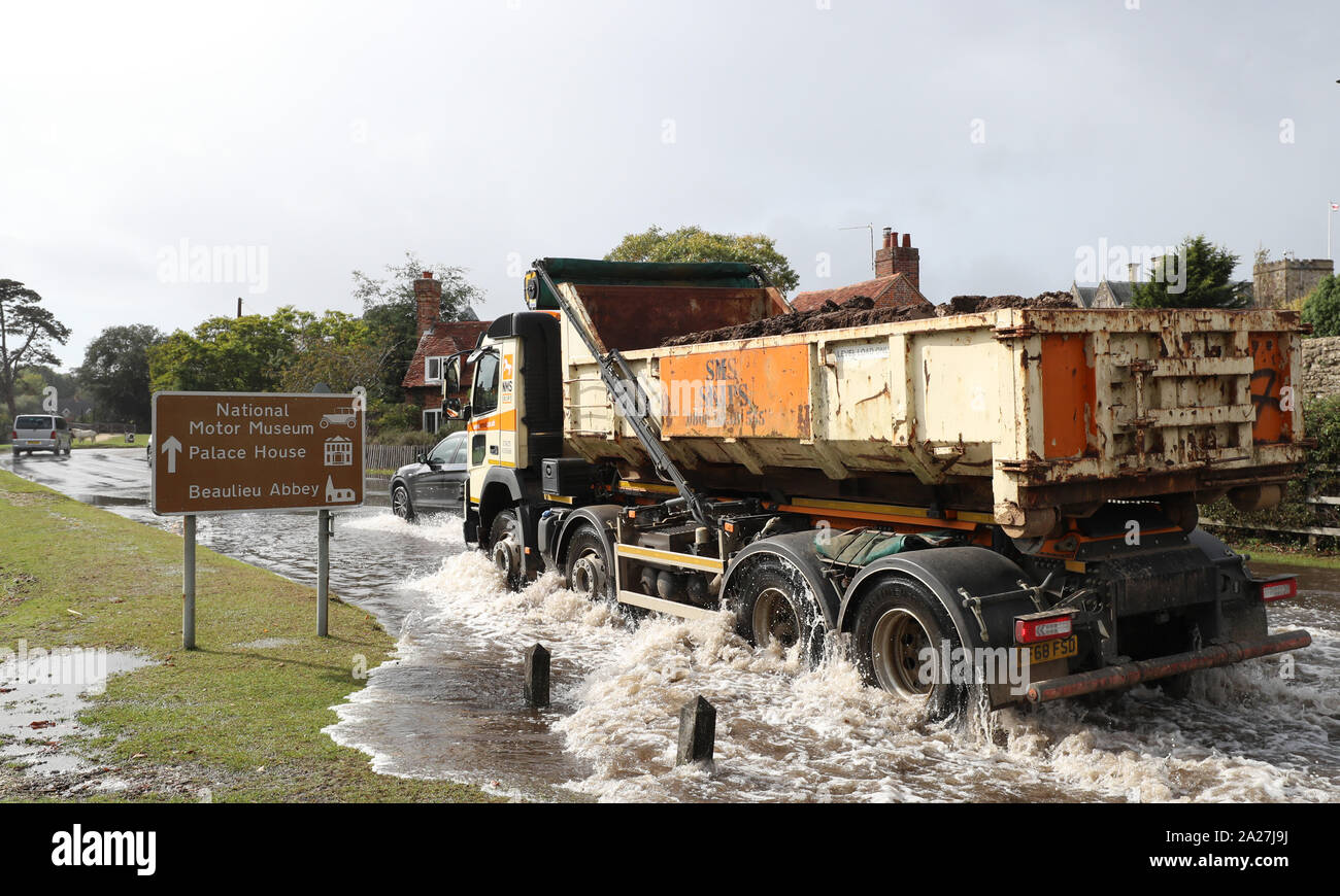 Beaulieu, New Forest Hampshire. 1er octobre 2019. Météo France : inondations dans le village de Beaulieu dans la New Forest après l'éclatement de la rivière Beaulieu ses rives à marée haute. Les conducteurs font leur chemin à travers l'eau d'inondation sur Palace Lane. Stuart Martin Crédit/Alamy Live News Banque D'Images