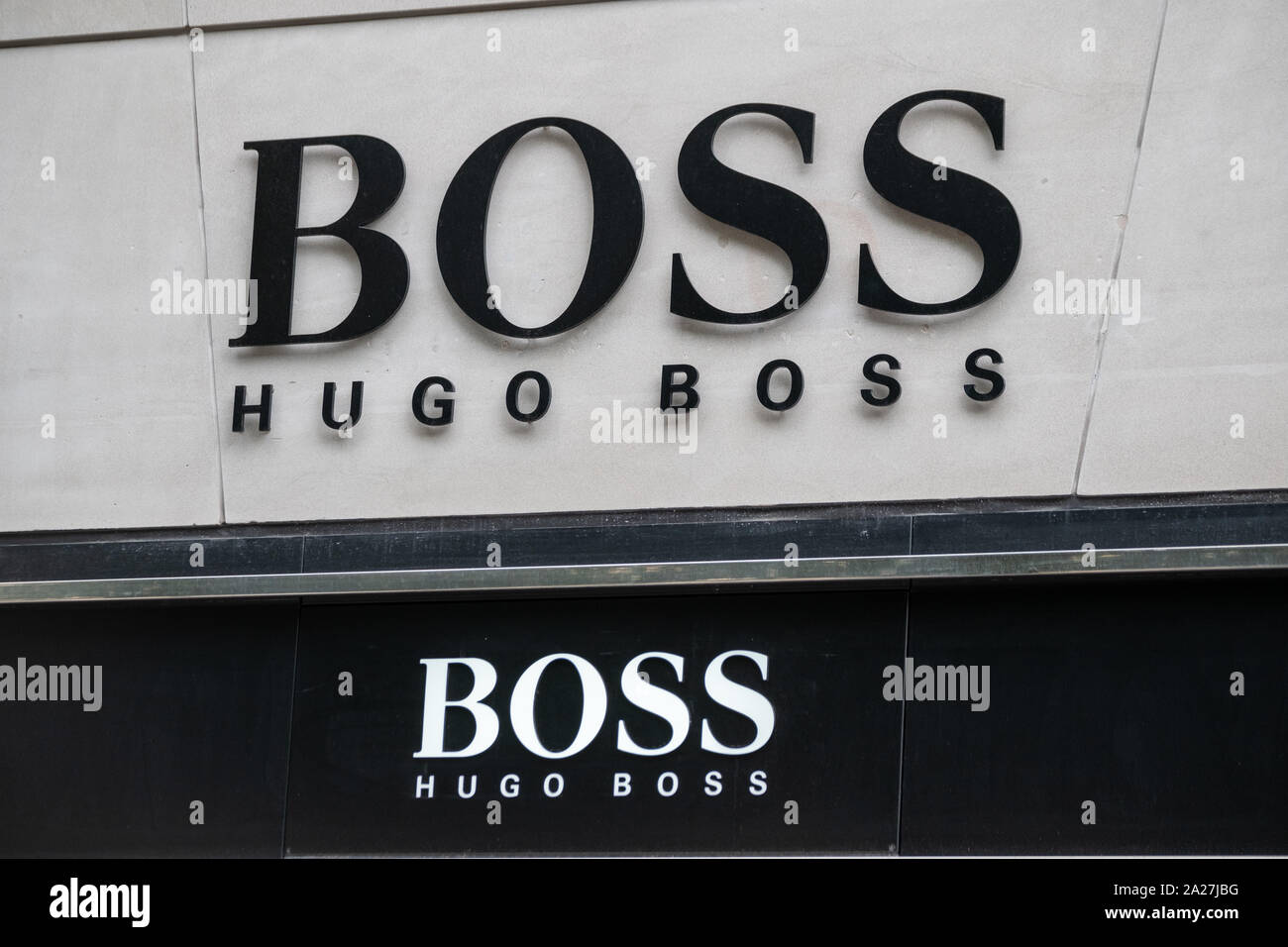 Zurich, Suisse - le 19 juillet 2018 : Hugo Boss logo en façade du magasin de marque Banque D'Images