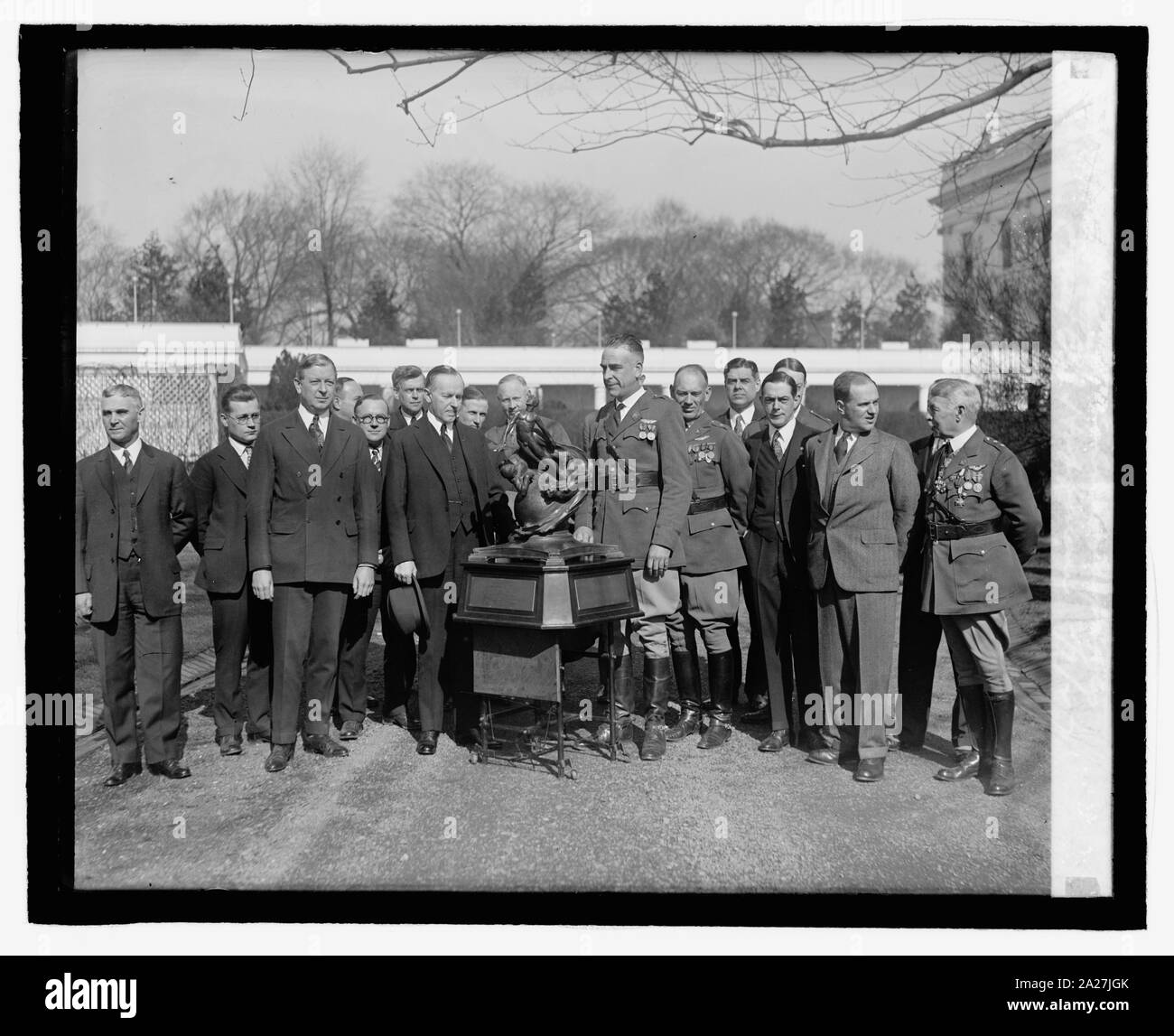 Le président Coolidge trohpy présente au Major E.I. Hoffman, 2/7/27 Banque D'Images