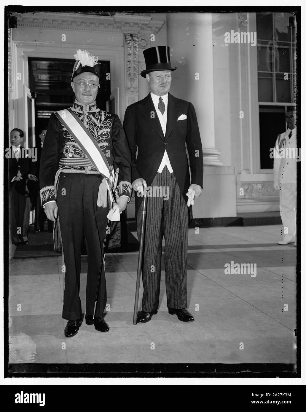 Présente ses lettres de créance. Washington, D.C. le 8 juin. Le Dr Chenting T. Wang, nouvel ambassadeur de la Chine vers les États-Unis, laissant la Maison Blanche aujourd'hui après la présentation de son pour le président Roosevelt. Richard porte sud du département d'Etat, accompagné du nouvel ambassadeur. 6/8/37 Banque D'Images