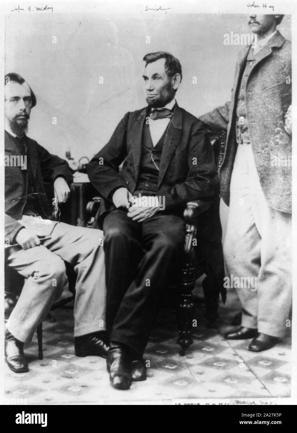 Le président Abraham Lincoln assis avec ses secrétaires John Hay et John Nicolay Banque D'Images