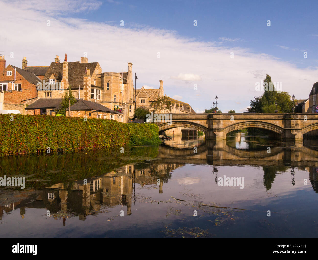 Afficher le long de la rivière de la ville de Welland Meadows park à Stamford Bridge Road en pierre est de l'Angleterre Lincolnshire UK sur beau blé jour Septembre Banque D'Images