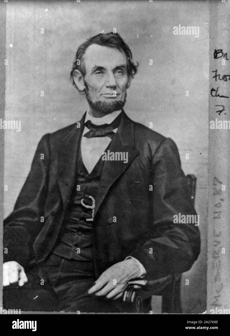 Le président Abraham Lincoln, trois-quarts portrait, assis, faisant face à Droite 2013648777 Banque D'Images