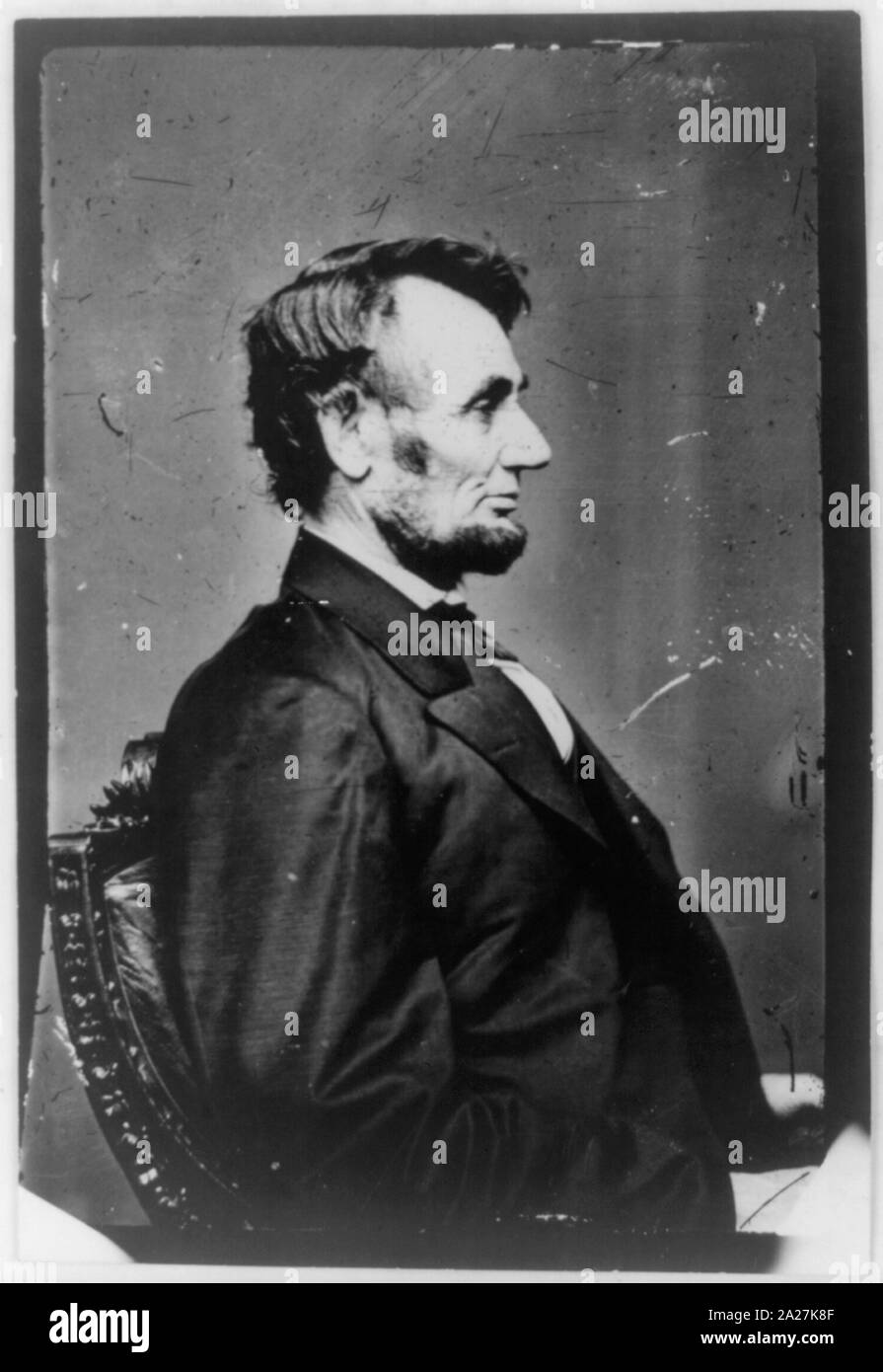 Le président Abraham Lincoln, avec barbe ; demi-longueur, portrait de profil assis Banque D'Images