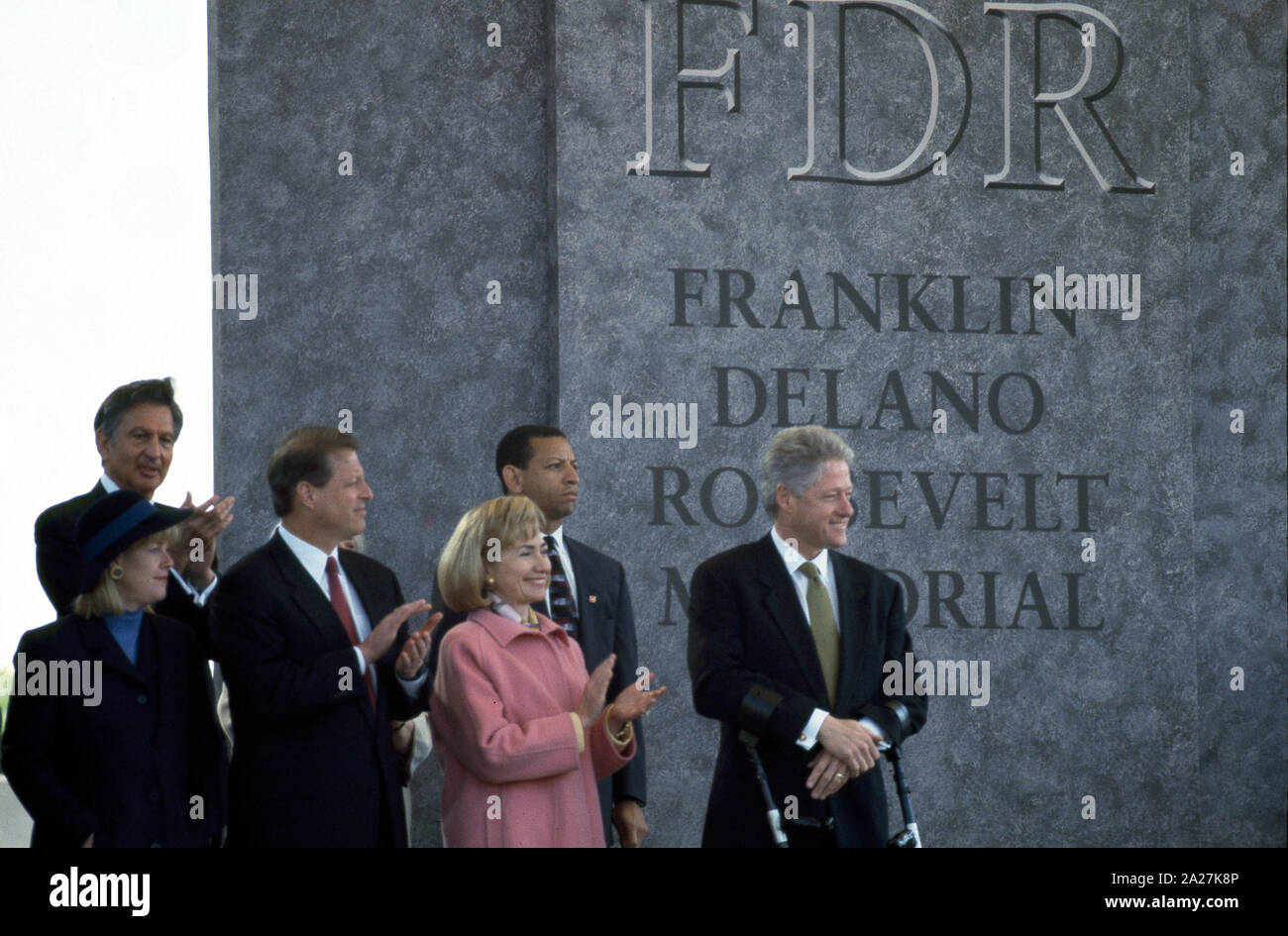 Le président Bill Clinton, sa femme Hillary Clinton et Al Gore et sa femme Tipper, pour la dédicace du RAD Memorial, le 2 mai 1997, Washington, D.C. Banque D'Images