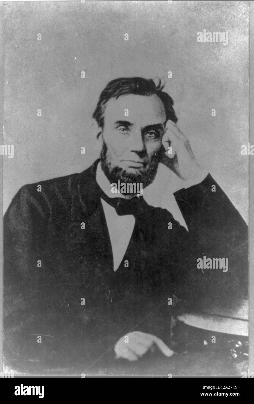 Le président Abraham Lincoln, assis, avec sa main gauche sur son visage Banque D'Images