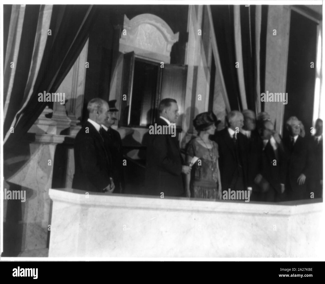 Le président Calvin Coolidge et sa femme Grace Goodhue Coolidge, pour la dédicace du Sanctuaire pour l'affichage de la Déclaration d'indépendance et de la Constitution dans le Grand Hall de la Bibliothèque du Congrès. Herbert Putnam, bibliothécaire du Congrès, est sur la gauche Banque D'Images